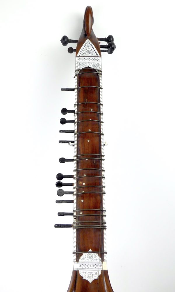 Sitar indien traditionnel en bois décoré de motifs floraux (manche)