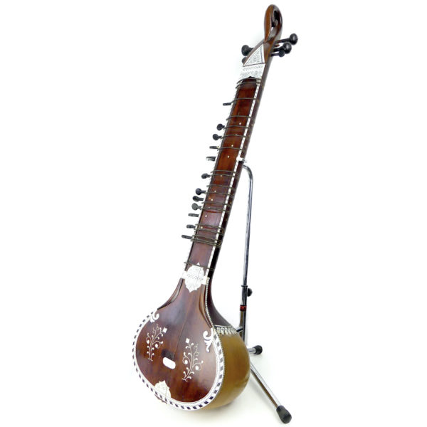 Sitar indien traditionnel en bois décoré de motifs floraux