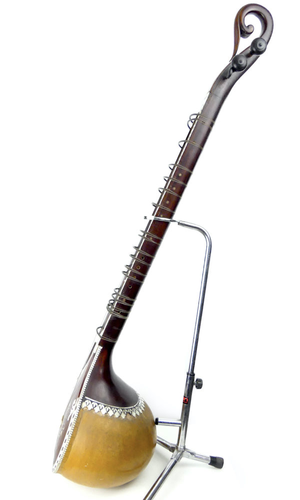 Sitar indien traditionnel en bois décoré de motifs floraux (profil)