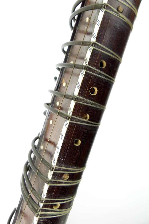Sitar indien traditionnel en bois décoré de motifs floraux (détail profil)