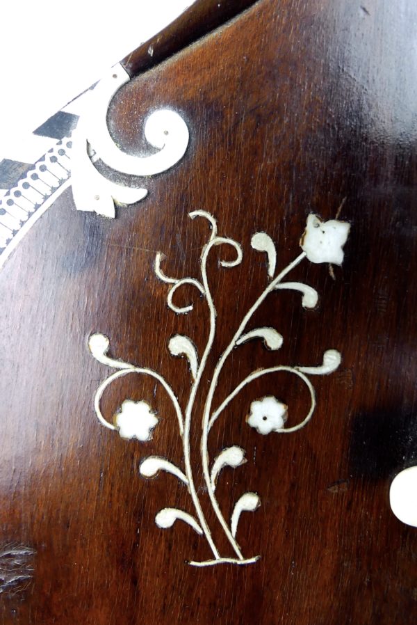 Sitar indien traditionnel en bois décoré de motifs floraux (détail)
