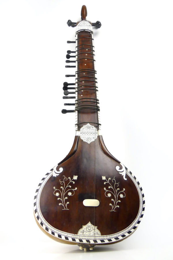 Sitar indien traditionnel en bois décoré de motifs floraux (face)