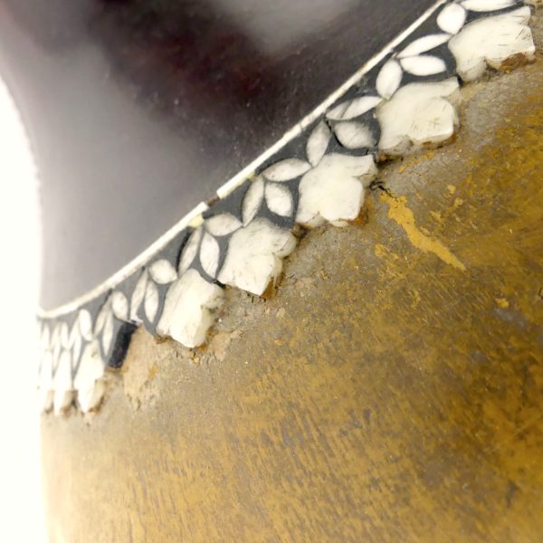 Sitar indien traditionnel en bois décoré de motifs floraux (détail)