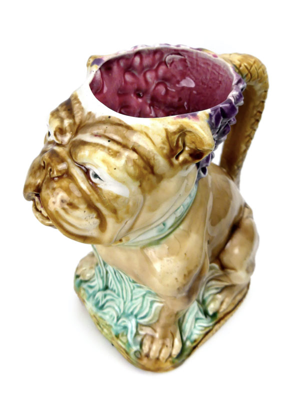 Pichet Le Bouledogue 36 barbotine Faïencerie Onnaing (dessus 3/4)