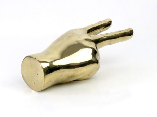Sculpture main de victoire émoji en laiton (dessous 3/4)