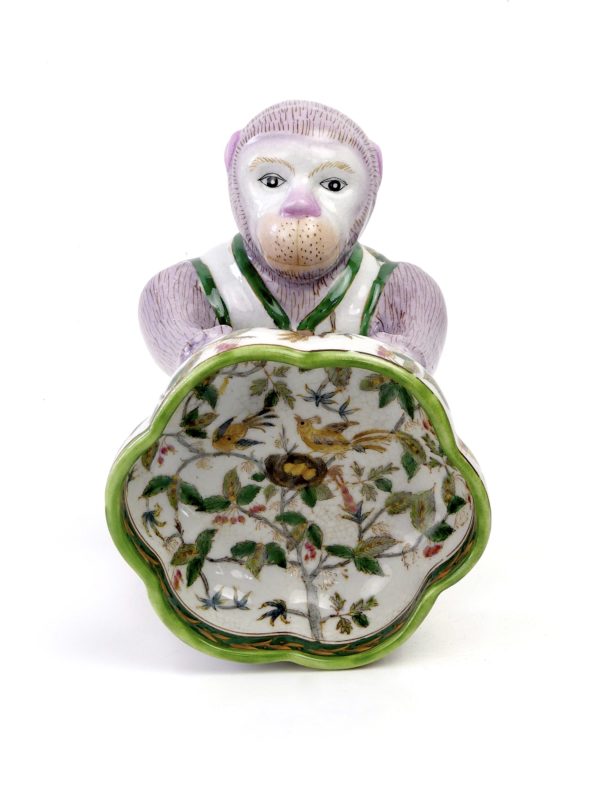 Petit singe mauve portant une coupelle en céramique (dessus)