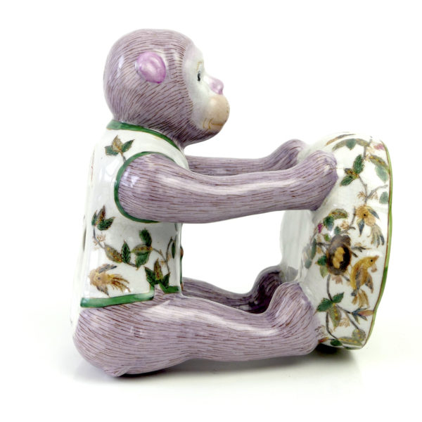 Petit singe mauve portant une coupelle en céramique (profil)