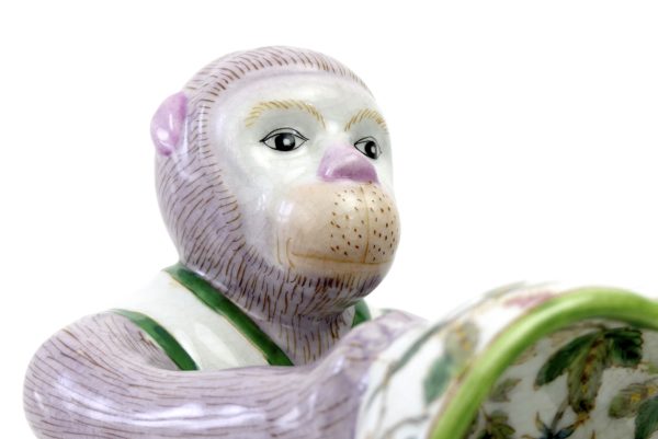 Petit singe mauve portant une coupelle en céramique (détail)