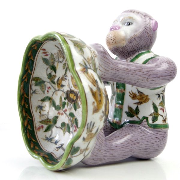 Petit singe mauve portant une coupelle en céramique (3/4)