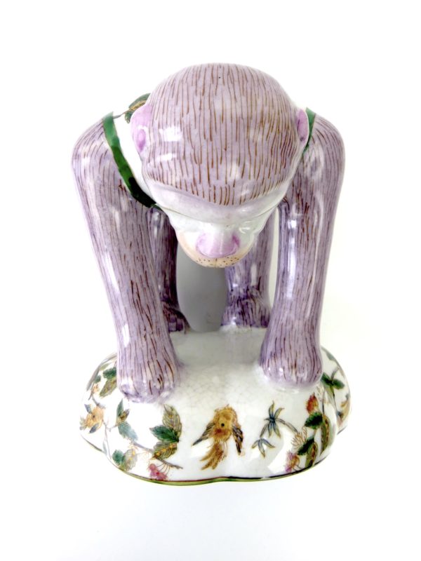 Petit singe mauve portant une coupelle en céramique (dessus)