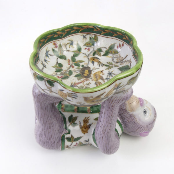 Petit singe mauve portant une coupelle en céramique (3/4)