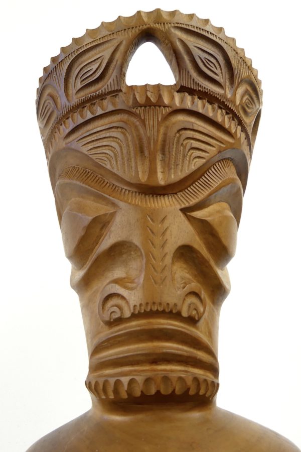 Grand Tiki couronné monogrammé en bois de rose (détail face)