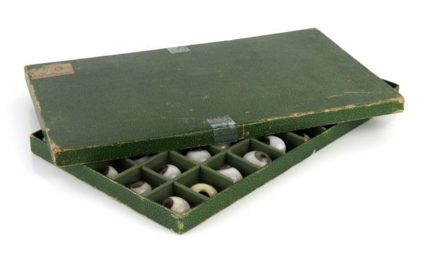 Boîte de 50 prothèses oculaires à l’iris brun et gris bleu (ouverte)