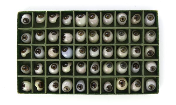 Boîte de 50 prothèses oculaires à l’iris brun et gris bleu (dessus)