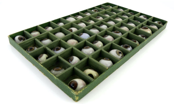 Boîte de 50 prothèses oculaires à l’iris brun et gris bleu (3/4)
