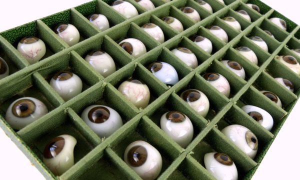 Boîte de 50 prothèses oculaires à l’iris brun et gris bleu (détail 3/4)