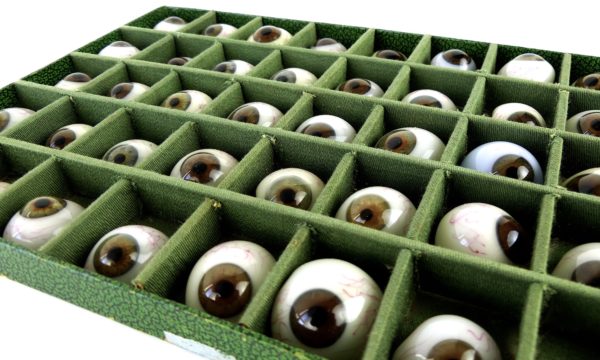 Boîte de 50 prothèses oculaires à l’iris brun et gris bleu (détail 3/4)