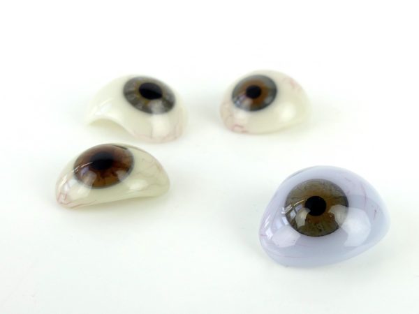 Boîte de 50 prothèses oculaires à l’iris brun et gris bleu (détails)