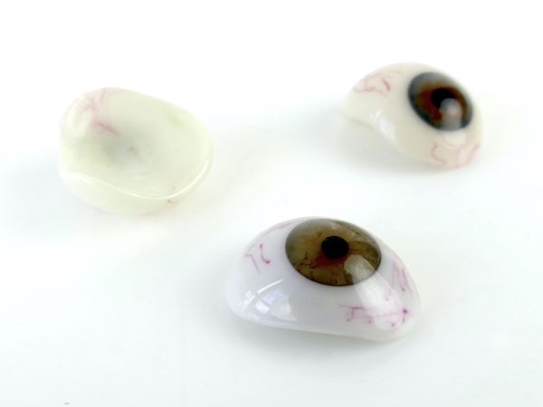 Boîte de 50 prothèses oculaires à l’iris brun et gris bleu (détails)
