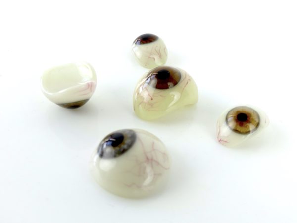Boîte de 50 prothèses oculaires à l’iris brun et gris bleu (détails)