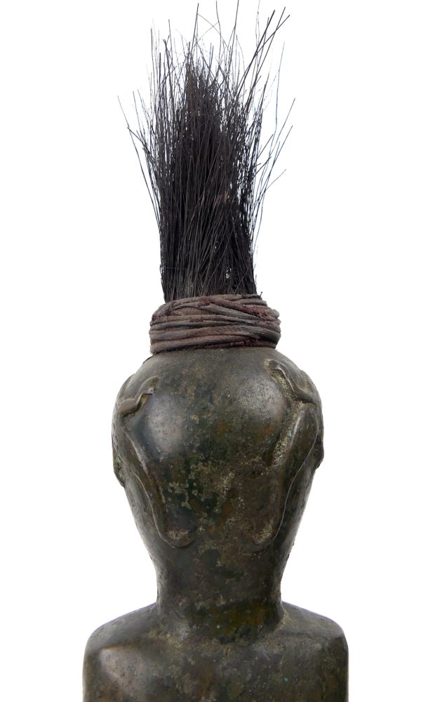 Superbe statue Batak Toba en bronze anthropomorphe (détail dos)
