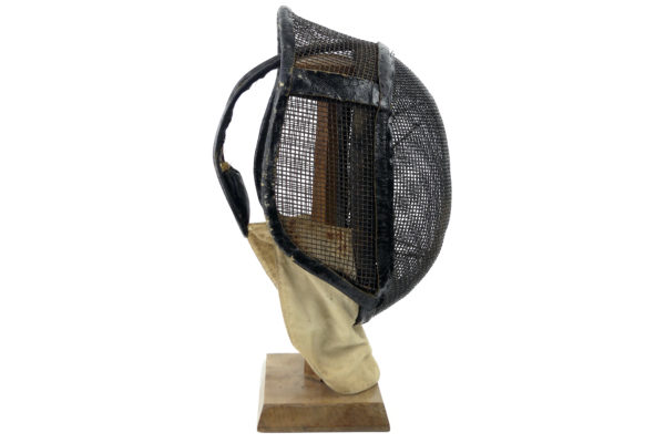 Masque d’escrime ou casque vintage de la fin du XIXe (profil)