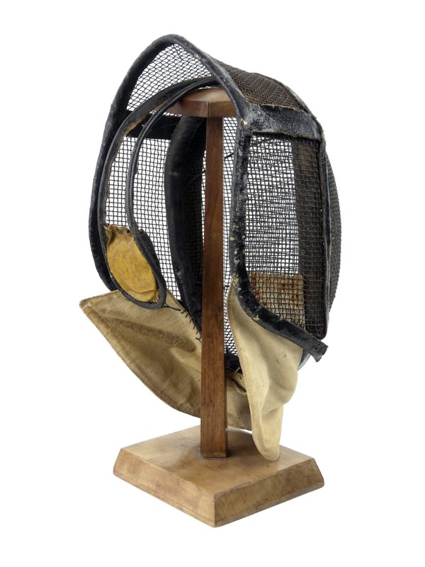 Masque d’escrime ou casque vintage de la fin du XIXe (dos 3/4)