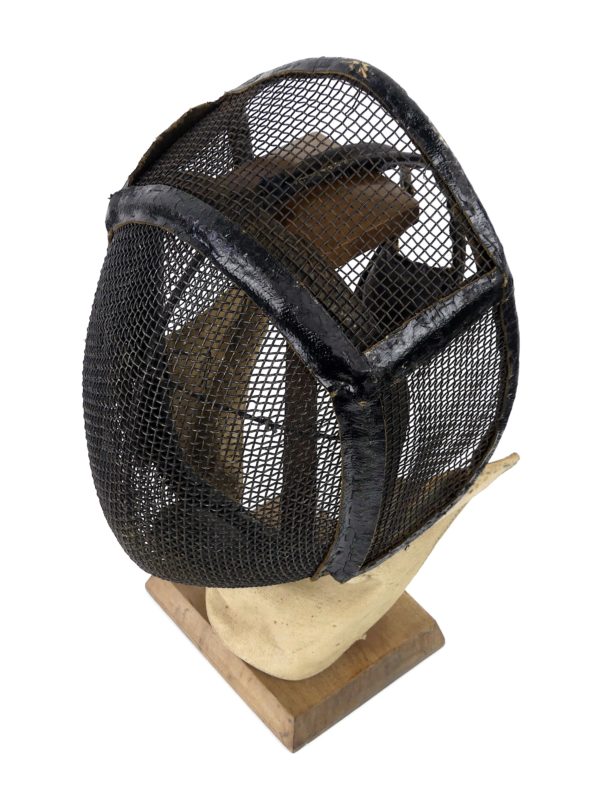 Masque d’escrime ou casque vintage de la fin du XIXe (dessus 3/4)