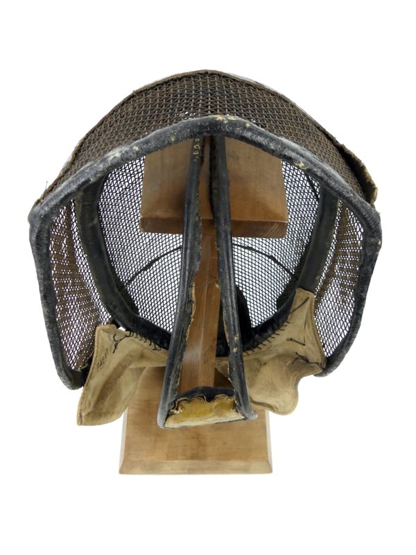 Masque d’escrime ou casque vintage de la fin du XIXe (dessus)