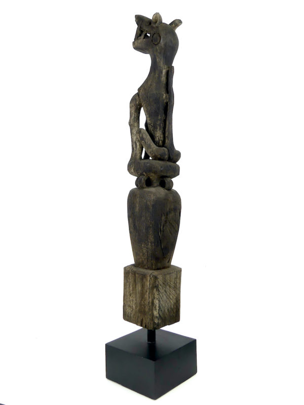 Poteau Sapandu félin en bois Bornéo Kalimantan (3/4 dos)