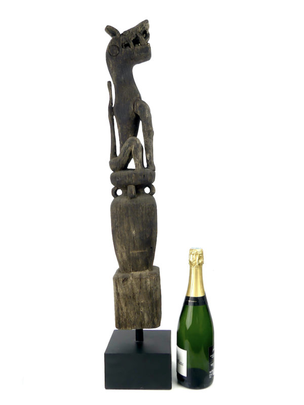 Poteau Sapandu félin en bois Bornéo Kalimantan (proportion)