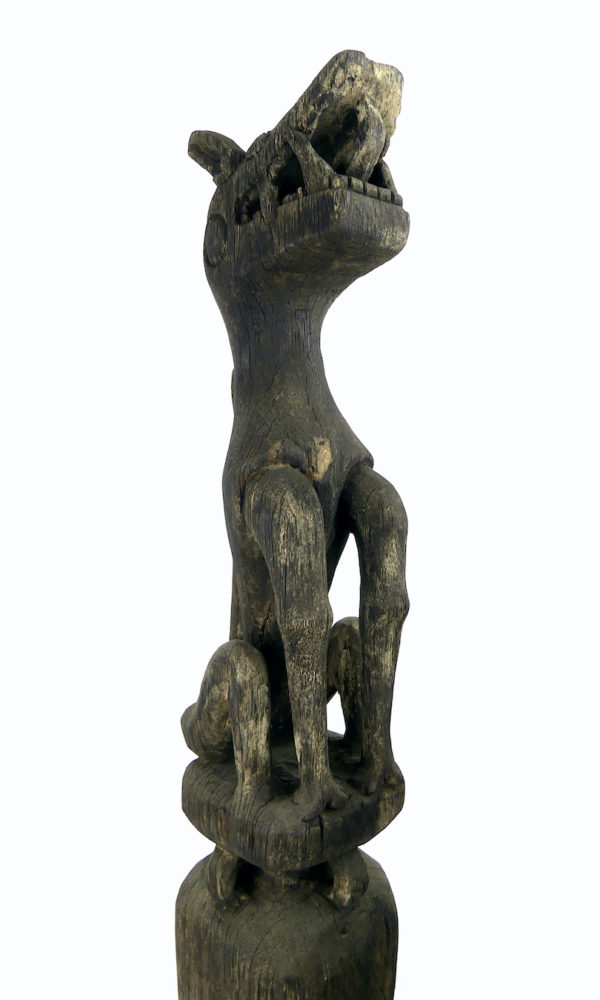 Poteau Sapandu félin en bois Bornéo Kalimantan (détail 3/4)