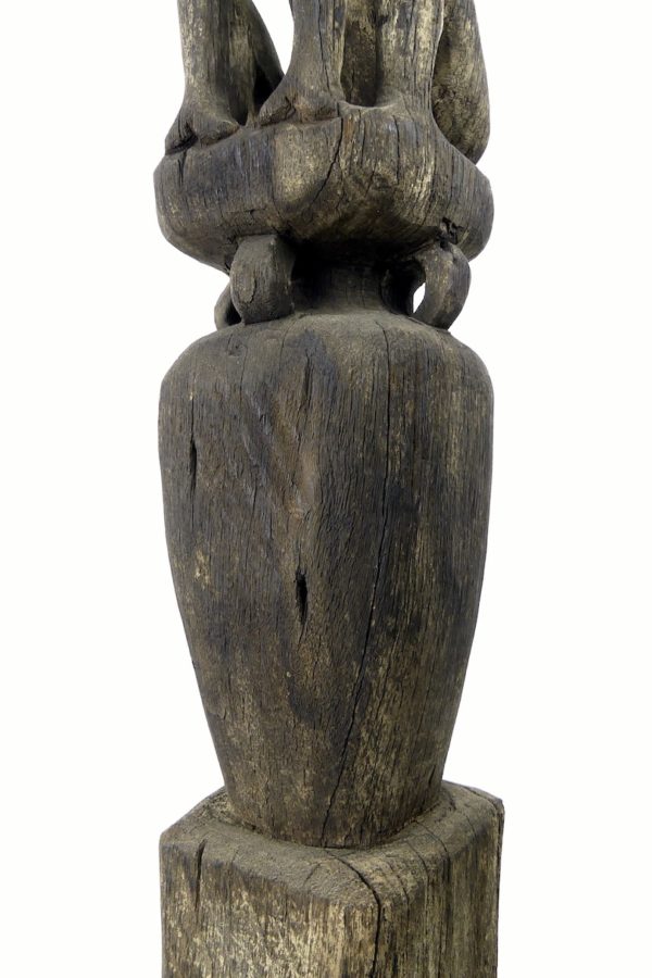 Poteau Sapandu félin en bois Bornéo Kalimantan (détail)