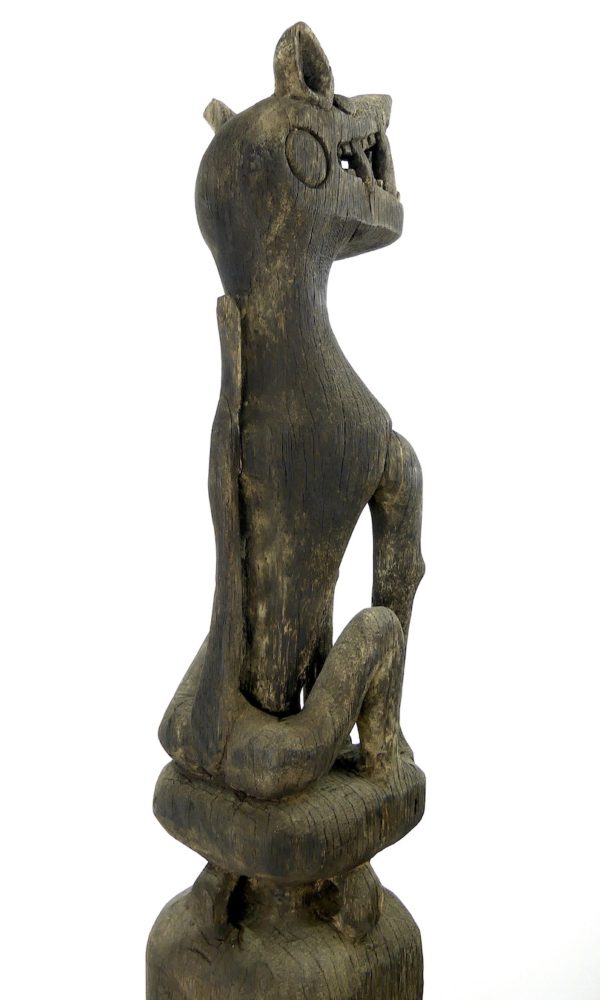 Poteau Sapandu félin en bois Bornéo Kalimantan (3/4 dos)