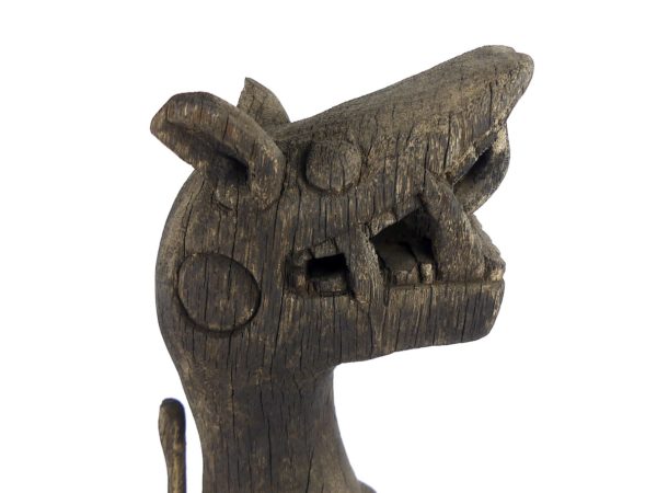 Poteau Sapandu félin en bois Bornéo Kalimantan (détail)