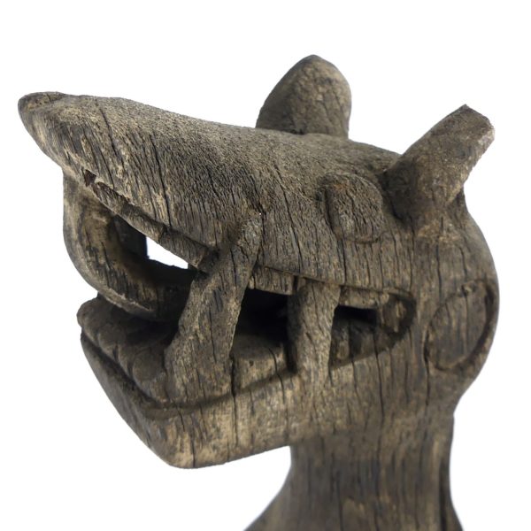 Poteau Sapandu félin en bois Bornéo Kalimantan (détail)