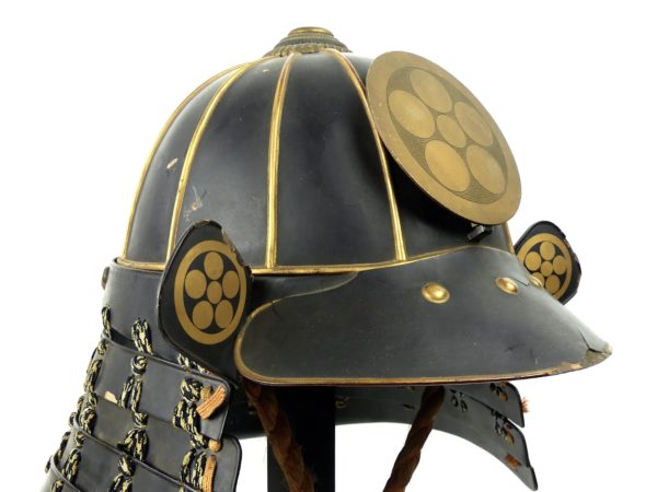 Kabuto Hoshi Umebachi de samouraï noir et or shōwa (détail)