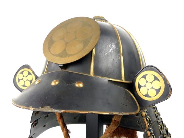 Kabuto Hoshi Umebachi de samouraï noir et or shōwa (détail)