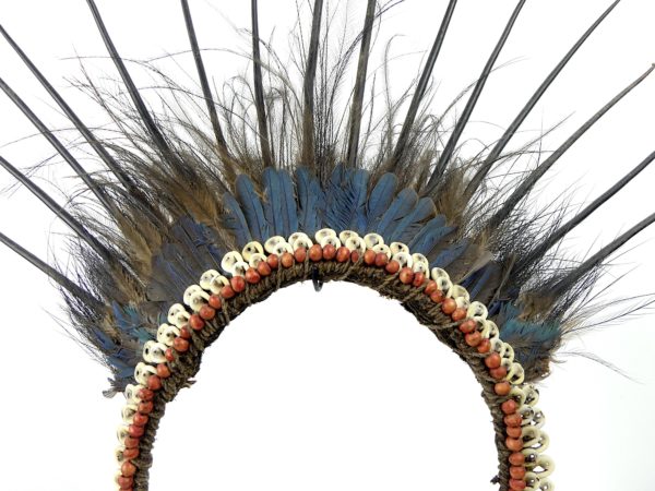 Collier papou à plumes coquillages pics de porc-épic (détail)