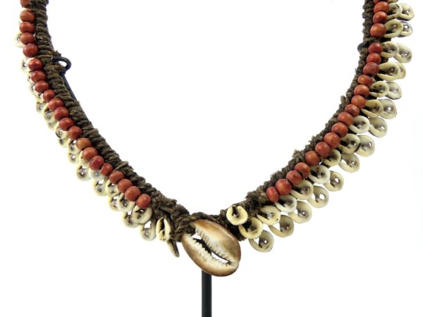 Collier papou à plumes coquillages pics de porc-épic (détail)