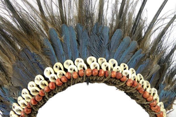 Collier papou à plumes coquillages pics de porc-épic (détail)