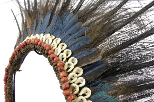 Collier papou à plumes coquillages pics de porc-épic (détail)