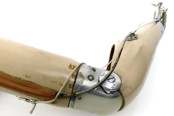 Prothèse de bras vintage articulée sur socle (détail)