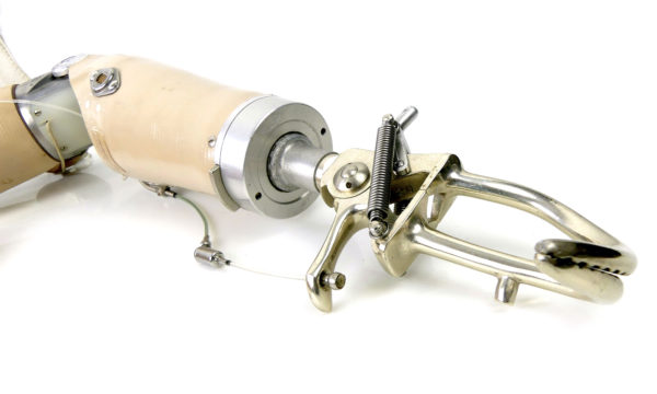 Prothèse de bras vintage articulée sur socle (pince)