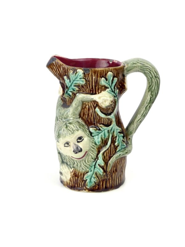 Pichet singe vert en barbotine Orchies (face)