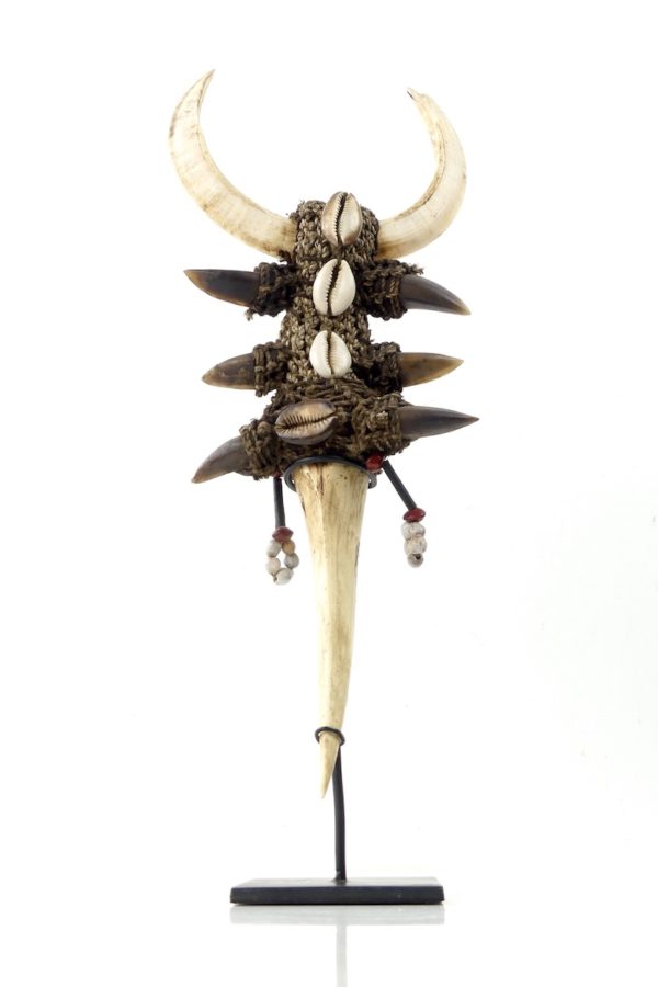 Tun Tun rituel papou en os dents griffes cauris sur socle (face)