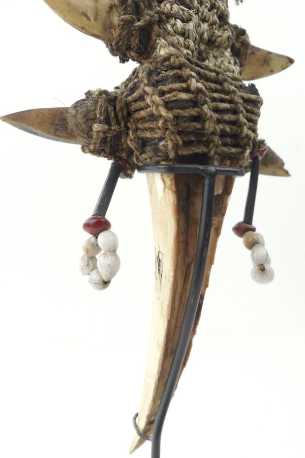Tun Tun rituel papou en os dents griffes cauris sur socle (détail)
