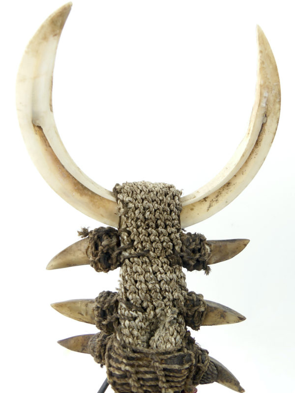 Tun Tun rituel papou en os dents griffes cauris sur socle (détail dos)