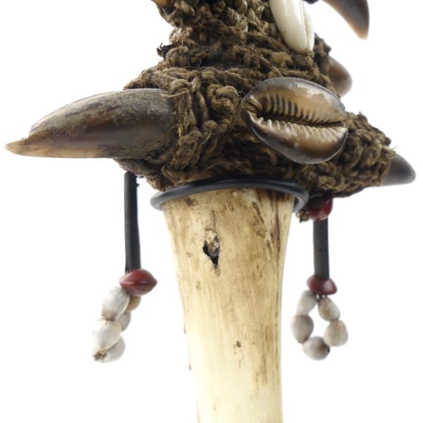 Tun Tun rituel papou en os dents griffes cauris sur socle (détail)
