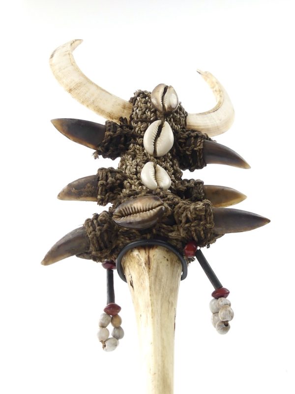 Tun Tun rituel papou en os dents griffes cauris sur socle (détail)